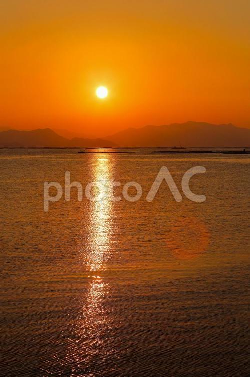 廿日市市　牡蛎筏に朝日が昇る-10 朝日,朝焼け,海の写真素材