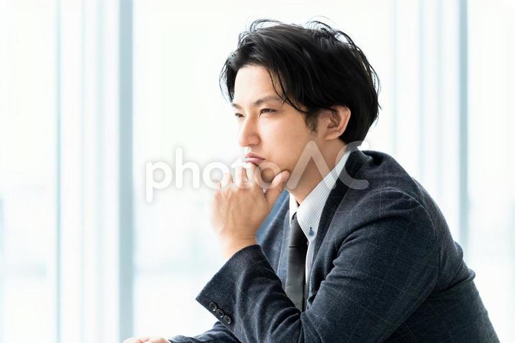 真剣な表情で考える男性ビジネスマン 男性,ビジネス,人物の写真素材