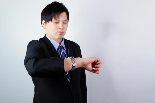 腕時計を見るビジネスマン 腕時計を見るビジネスマン 腕時計,ビジネスマン,男性の写真素材