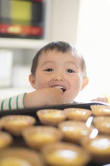 과자 만들기를 지켜 보는 2 세 _ 군것질, 아이, 두 세, 과자 만들기, JPG