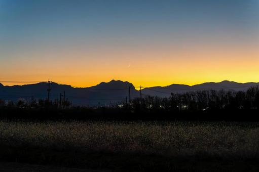 夕焼けに染まる山 夕景,夕日,夕暮れの写真素材