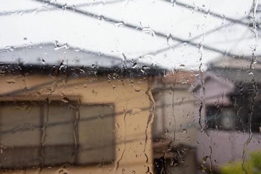 雨の車窓の写真