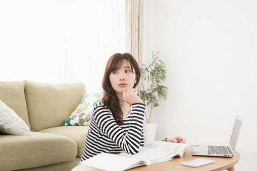 女性　勉強　資格　試験　ノートパソコン 女性,人物,日本人の写真素材