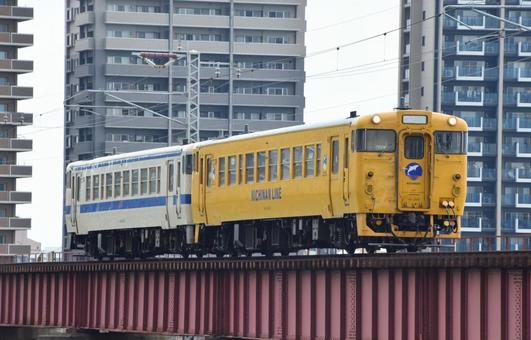 大淀川鉄橋を渡るキハ40形気動車 大淀川鉄橋を渡るキハ40形気動車の写真