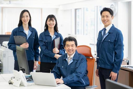 オフィスで働く作業服のエンジニア オフィスで働く作業服のエンジニア エンジニア,会議,不動産の写真素材
