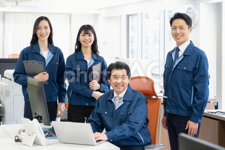 オフィスで働く作業服のエンジニア エンジニア,会議,不動産の写真素材