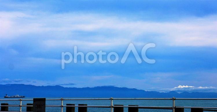 遥かに見える伊豆半島と大型船と広がる雲 青,グラデーション,空色の写真素材