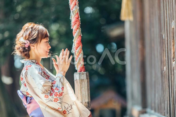 お参りする浴衣姿の女性 お参り,神社,参拝の写真素材