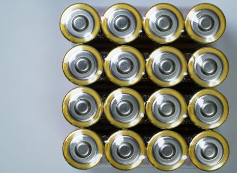 パックに入った単三電池のプラス端子 電池,単三電池,バッテリーの写真素材