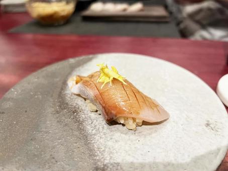 美味しそうな金目鯛の握り寿司、菊の花乗せ 美味しそうな金目鯛の握り寿司、菊の花乗せ 金目鯛,食用菊,握りの写真素材