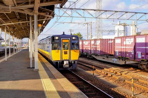 鳥取の伯耆大山駅に停車する特急と貨物列車 鳥取の伯耆大山駅に停車する特急と貨物列車 鉄道,特急,貨物列車の写真素材