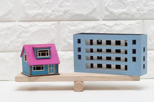戸建て住宅とマンションを比較するイメージ 戸建て住宅とマンションを比較するイメージ シーソー,比較,物件探しの写真素材