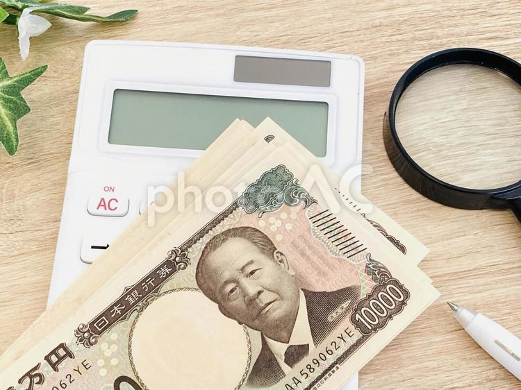 電卓とお金と虫眼鏡 電卓,お金,虫眼鏡の写真素材