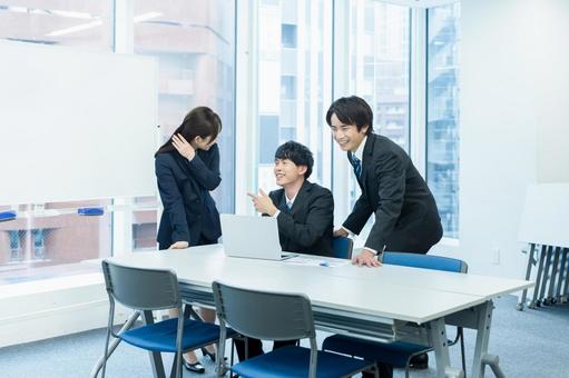 打ち合わせする若いビジネスマン ミーティング,会議,ビジネスマンの写真素材