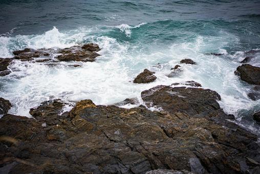 岩に砕ける荒波 海,波,岩の写真素材