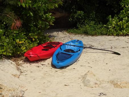 砂浜に置かれたカヌー カヌー,砂浜,色鮮やかの写真素材