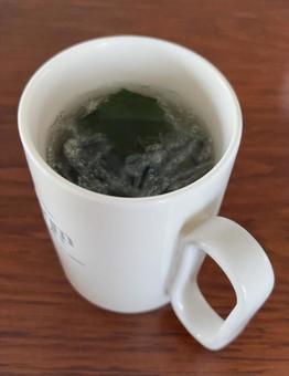 R7.08.10 糸蒟蒻とわかめの昆布茶 R7.08.10 糸蒟蒻とわかめの昆布茶 昼食,糸こんにゃく,ワカメスープの写真素材