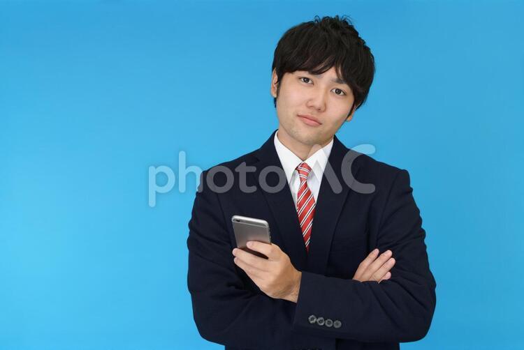 スマートフォンを持つビジネスマン 男性,ビジネスマン,男の写真素材