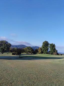 【ゴルフコース】早朝の長い陰の写真