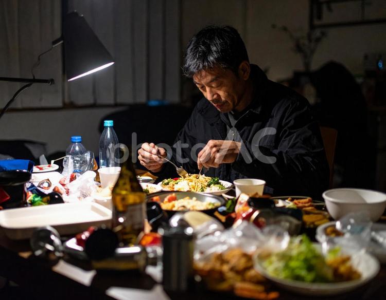1人で食事をする男性 中年,男性,食事の写真素材