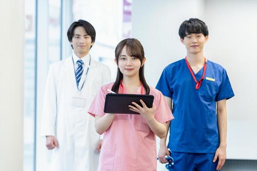 病院で働く医療スタッフ 病院,医師,笑顔の写真素材