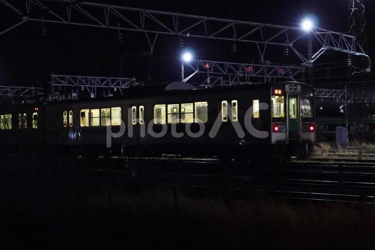 夜の電車　その3 駅,入線,夜の町の写真素材