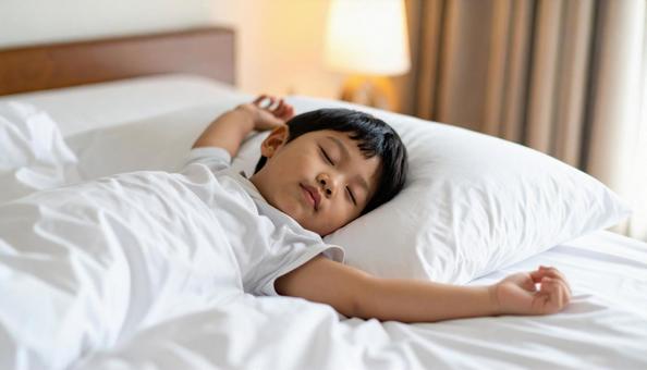 両手をあげて熟睡する男の子 両手をあげて熟睡する男の子の写真