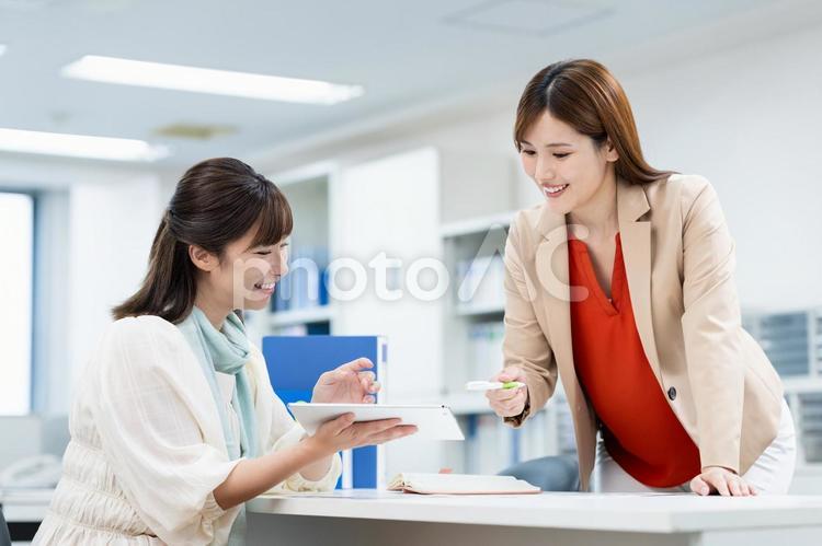 オフィスで働くビジネスウーマン ビジネスウーマン,ビジネス,オフィスの写真素材