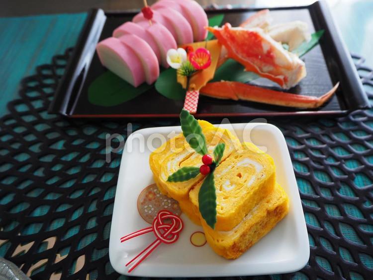お正月お祝い膳。卵焼き。かまぼこ。カニ フード,何人もありません,おせちの写真素材