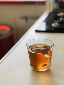 おしゃれキッチンとルイボスティーの写真