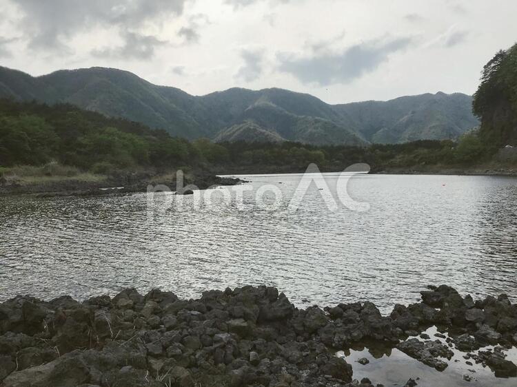 とある湖の風景 湖,山,自然の写真素材