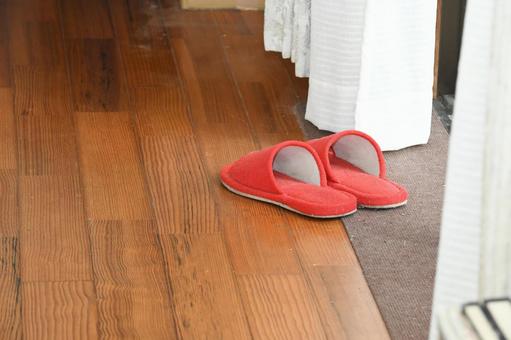 リビングの窓際に置かれた赤いスリッパ スリッパ,履物,窓際の写真素材