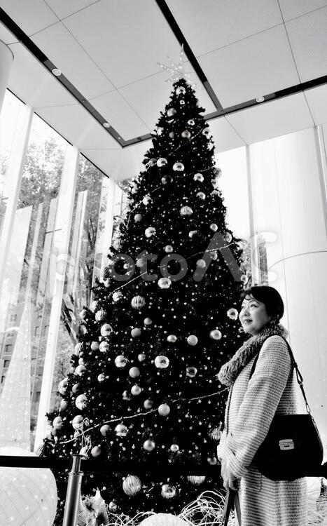 クリスマスツリーと女性１　白黒 インテリア,クリスマス,クリスマスイルミネーションの写真素材