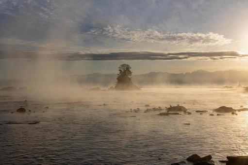 毛嵐が立つ富山湾と立山連峰 富山,雨晴海岸,海の写真素材