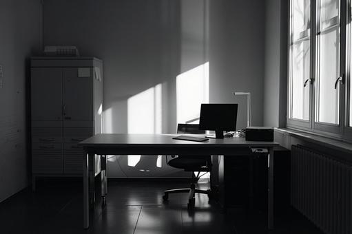 ハラスメントを象徴する閉鎖的オフィス空間 ハラスメントを象徴する閉鎖的オフィス空間の写真