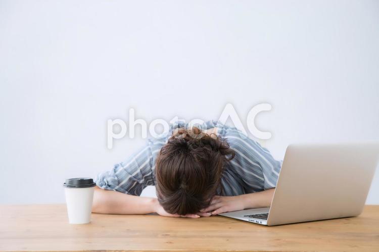 疲れ果てたビジネスウーマン 休憩,眠い,怠慢の写真素材