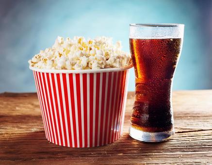 ポップコーンとコーラ ポップコーンとコーラの写真