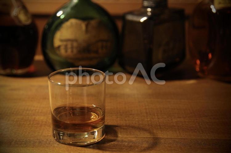 カウンターに置かれたグラス お酒,ウィスキー,グラスの写真素材