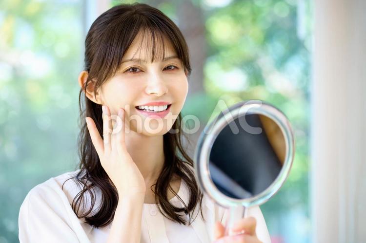 鏡を持つ若い女性　主婦 女性,美容,主婦の写真素材