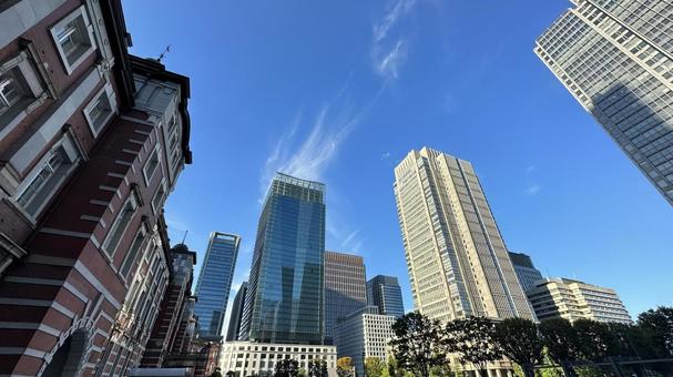 東京駅 ビル 高層ビル 青空 丸の内 東京駅 ビル 高層ビル 青空 丸の内の写真