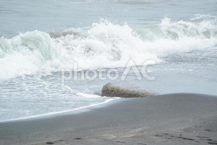曇りの日の海波打ち際 海,風景,景色の写真素材