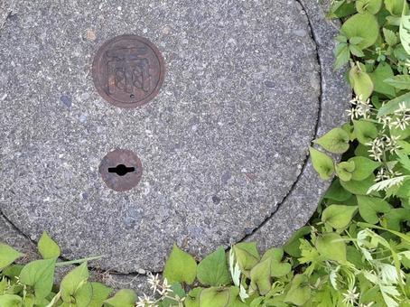 Manhole in the housing complex② 20250508, manhole, rain, retro, JPG