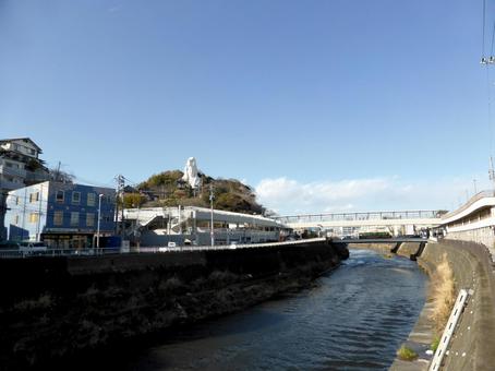 JR大船駅、柏尾川、大船観音を望む風景 JR大船駅、柏尾川、大船観音を望む風景 川,河川,柏尾川の写真素材
