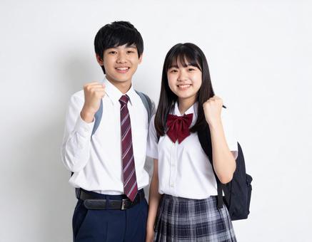 ガッツポーズする男子生徒と女子生徒 ガッツポーズする男子生徒と女子生徒の写真
