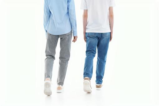 歩いている2人の後ろ姿 歩いている2人の後ろ姿 歩く,顔なし,後ろ姿の写真素材