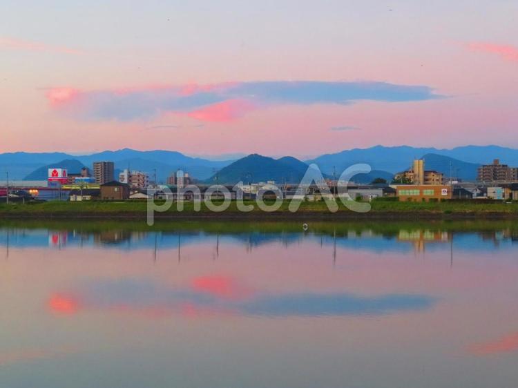 ８月上旬の野田池からの日の出 背景,日の出,朝焼けの写真素材