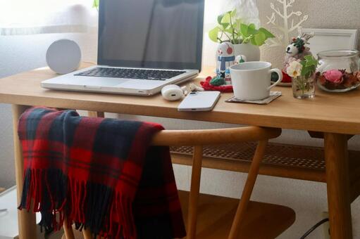 デスクワーク 冬イメージ パソコン,スマホ,ビジネスの写真素材