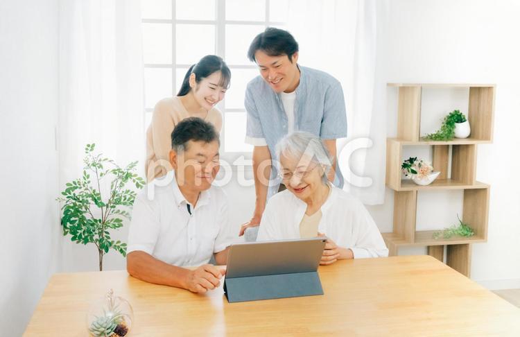 タブレットを使う家族（笑顔） 家族,インターネット,タブレットの写真素材