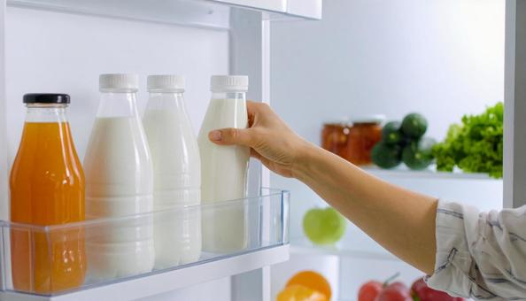 冷蔵庫を開ける日本女性の手 冷蔵庫を開ける日本女性の手の写真