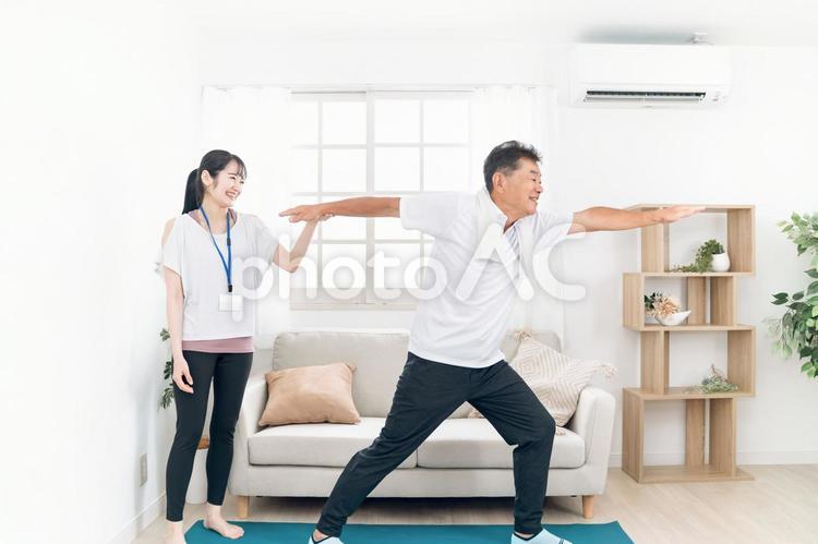 体力測定をする高齢者男性と女性 高齢者,ヨガ,運動の写真素材